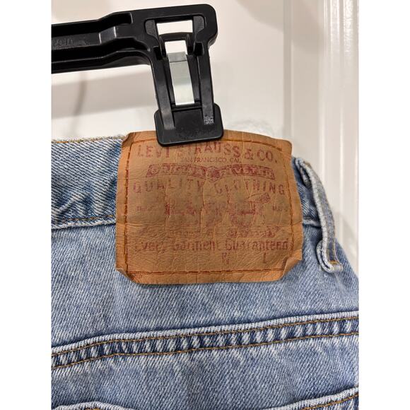 Levi’s Women’s 90’s Vintage Light Wash “Mom Shorts” Style 39924 Size 16 - Picture 3 of 6